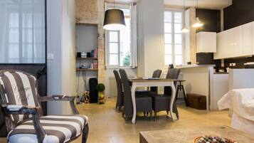 TV connectée, lecteur de DVD, livres, vidéothÚque