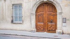 A large wooden double door with a diamond pattern, flanked by stone pillars and an arched entrance. - The Loisy - A very smart spot in the heart of Dijon for up to 4 people (Dijon)