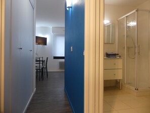 Interior - Plage du Sillon, T2, Secure & private parking, internet, Holiday room (Saint-Malo)