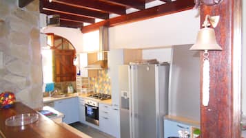 Een koelkast, een magnetron, een oven, een kookplaat