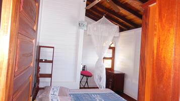 3 dormitorios, escritorio, tabla de planchar con plancha y cuna de viaje