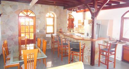 Kuvankaunis Loma merellä pieni kalastajakylä