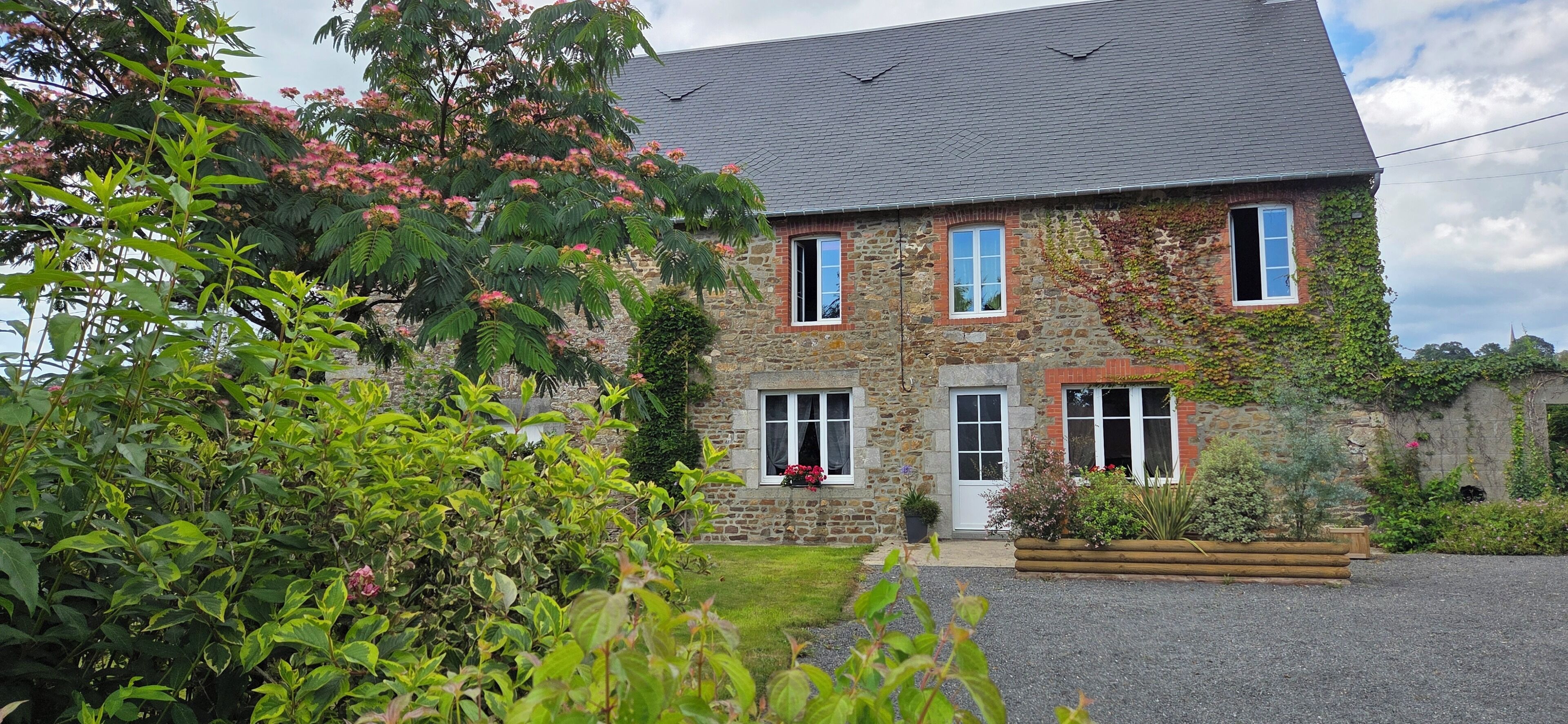 Façade fleurie du gite