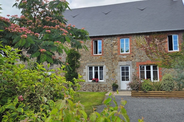 Façade fleurie du gite