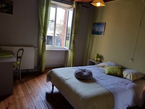 4 bedrooms, desk, iron/ironing board, travel cot