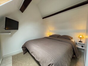 1 bedroom, travel cot, free WiFi