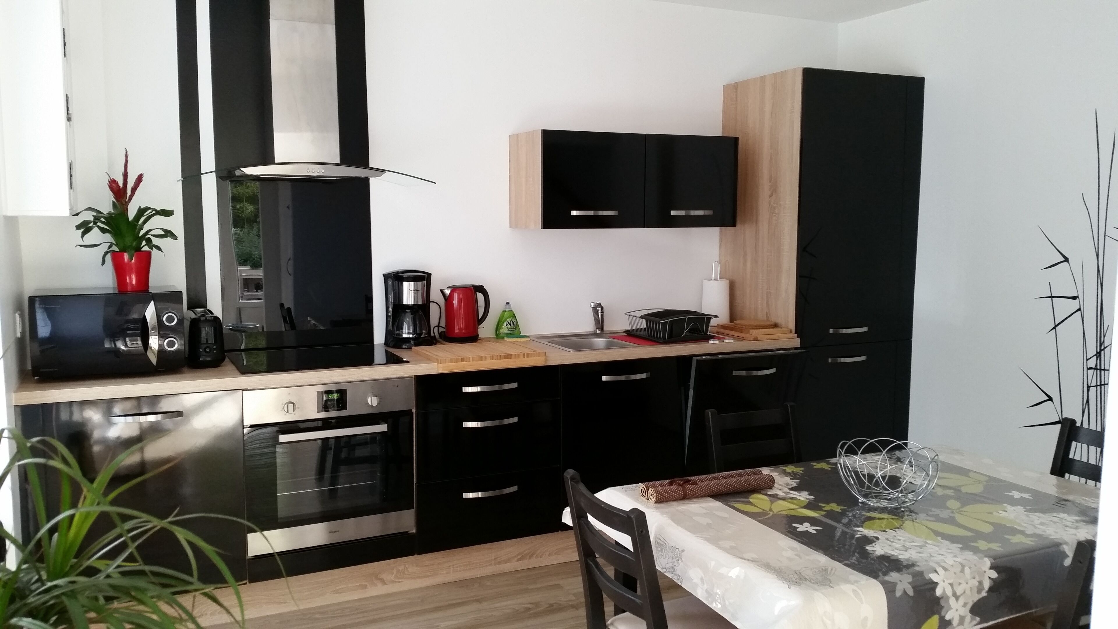 Réfrigérateur, micro-ondes, four, plaque de cuisson