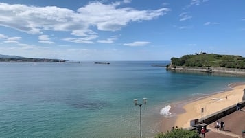 Plage, chaises longues