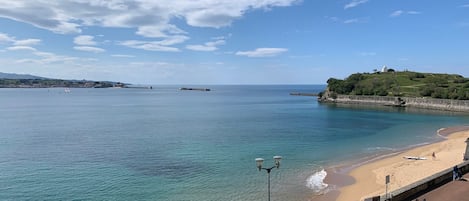 Sur la plage, chaise longue