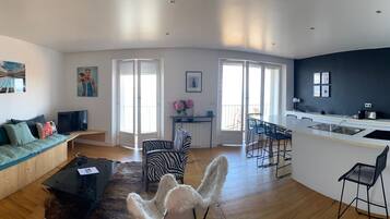 Smart TV, DVD player, stereo