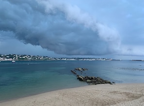 On the beach, sun-loungers - Breathtaking sea view 1st ocean line - Contemporary decor (Saint-Jean-De-Luz)