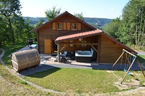 Outdoor spa tub - CHALET DU P'TIT MACHIN spa and Sauna near Gérardmer La Bresse (Anould)