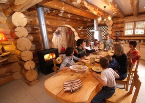 Location chalet en rondin table à manger convivialité La Bresse Vosges