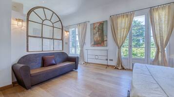 6 bedrooms, iron/ironing board, free WiFi, bed sheets