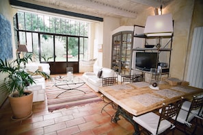 Televisión, chimenea, reproductor de DVD y tenis de mesa