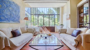 Télévision, cheminée, lecteur de DVD, table de tennis de table