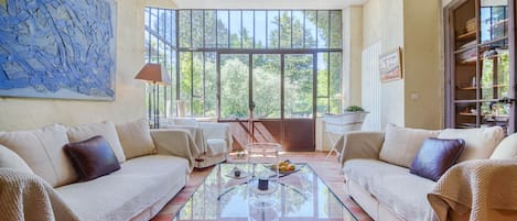 Televisión, chimenea, reproductor de DVD y tenis de mesa