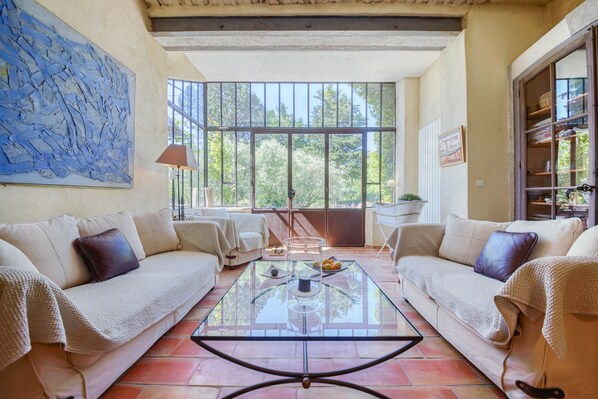 TV, fireplace, DVD player, table tennis - Farmhouse in Provence, farmhouse, private in a 7 hectares park, heated pool (L'isle-Sur-La-Sorgue)