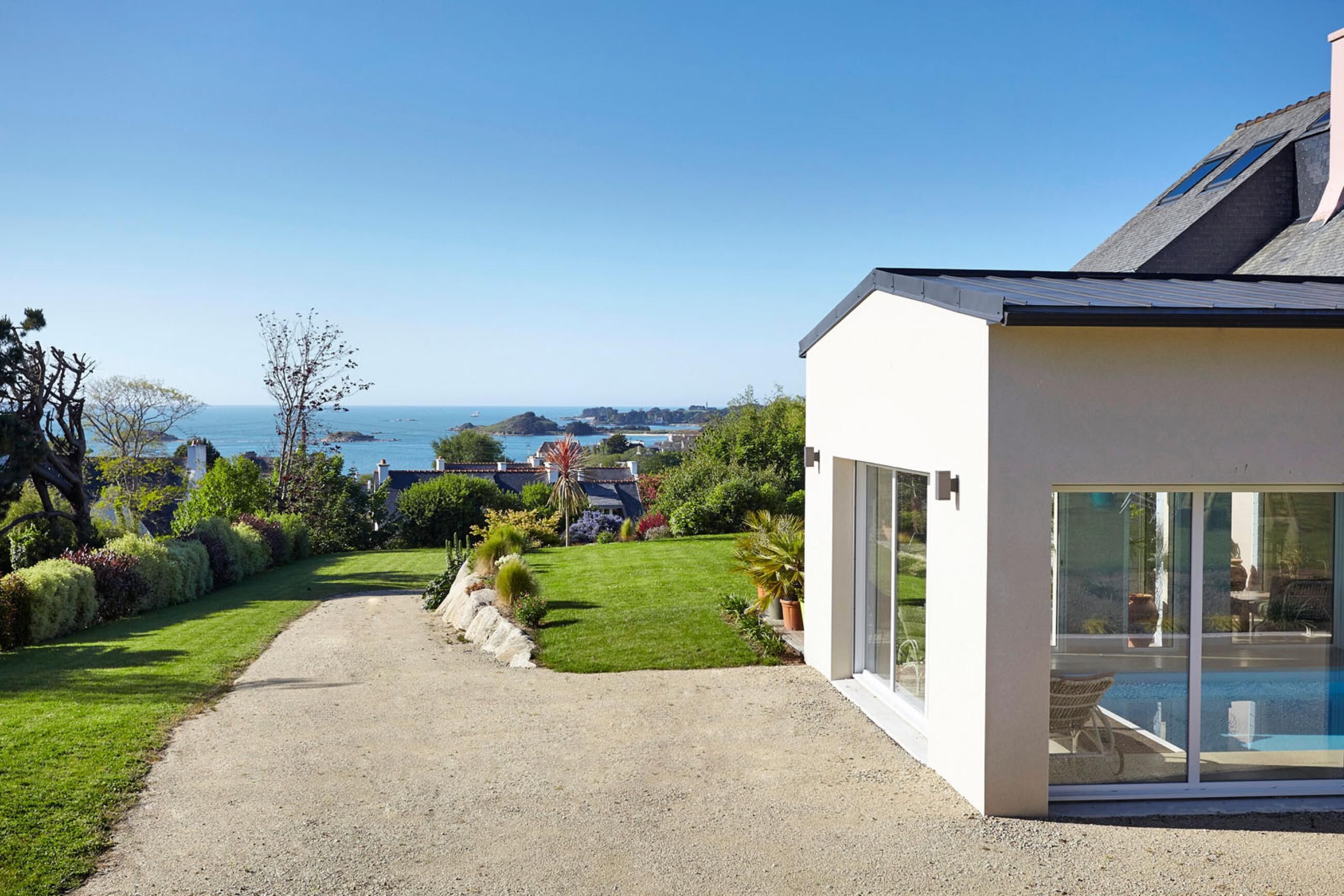 Innendørsbasseng og et oppvarmet basseng