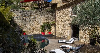 La Grange, stone farmhouse, private pool,100m from the superb Sautadet waterfall