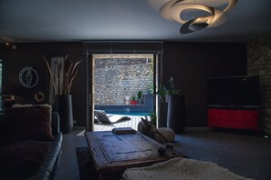 Smart-TV, Kamin, DVD-Player, Bücher