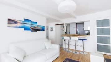 Flat-screen TV, fireplace, stereo