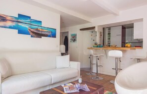 Televisión de pantalla plana, chimenea y estéreo 