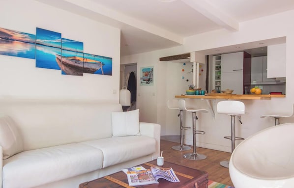 Flat-screen TV, fireplace, stereo