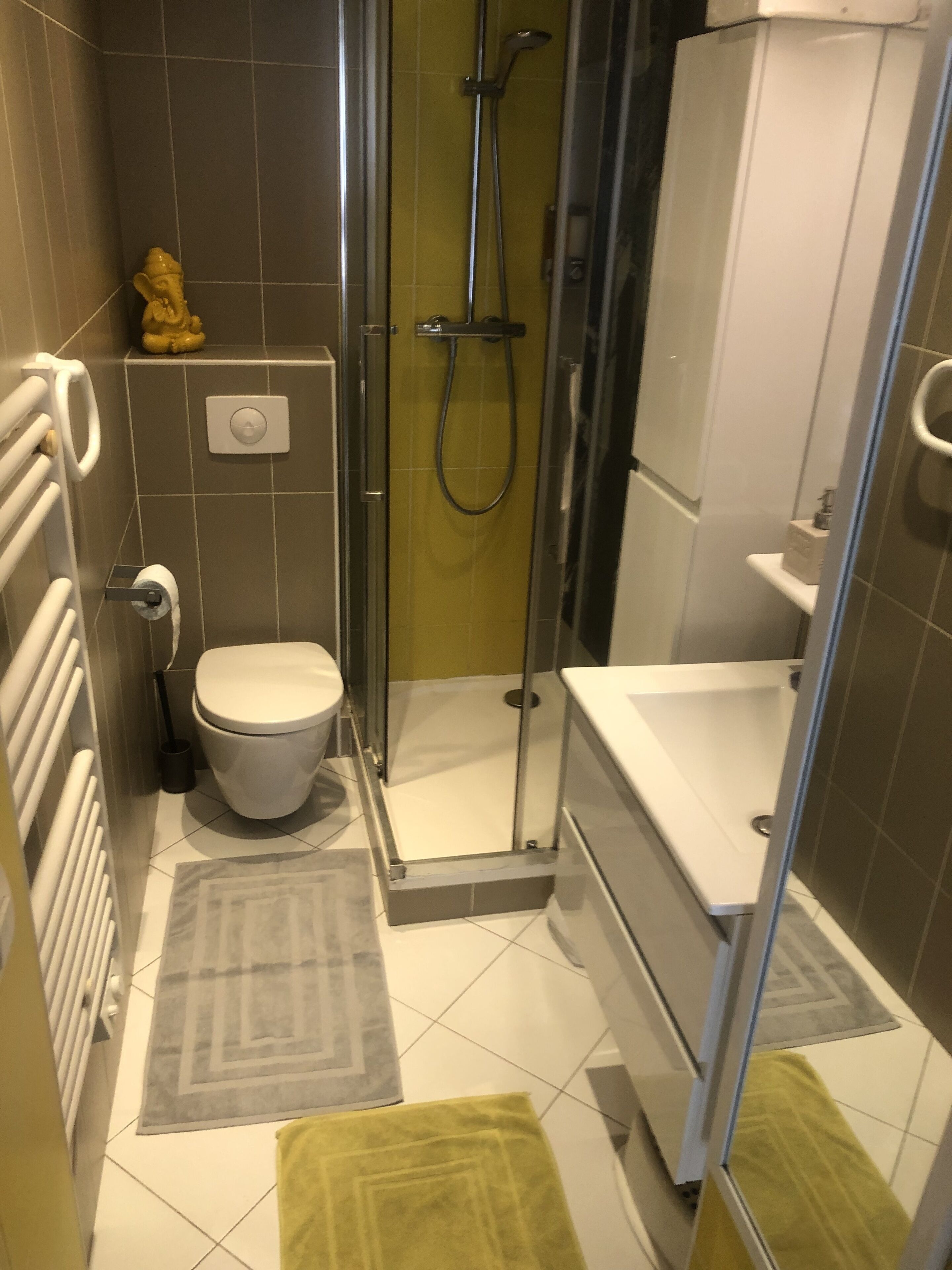 Ein kleines Badezimmer mit Toilette, Dusche und Waschbecken.