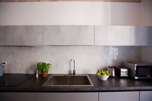 Refrigerador, microondas, parrilla de estufa y lavavajillas 