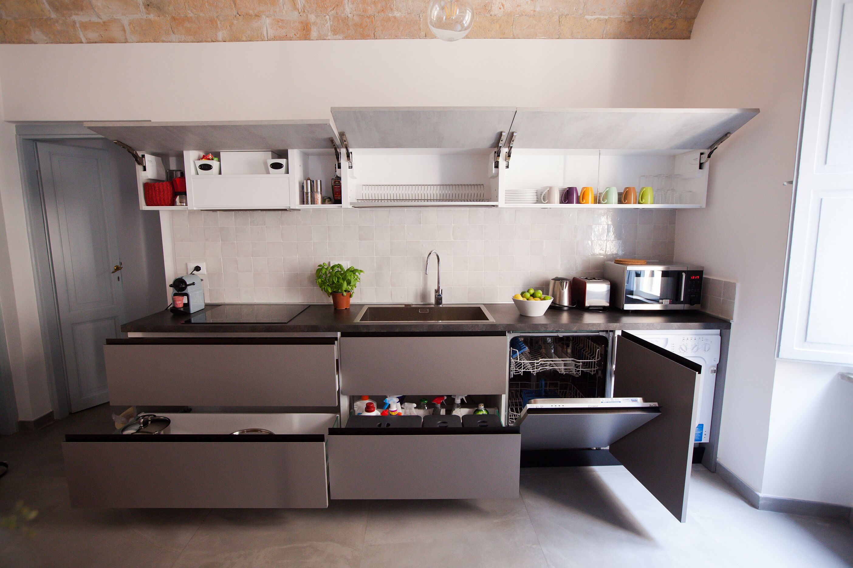 Réfrigérateur, micro-ondes, plaque de cuisson, lave-vaisselle