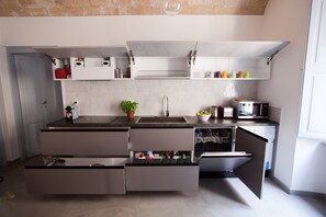 Fridge, microwave, stovetop, dishwasher