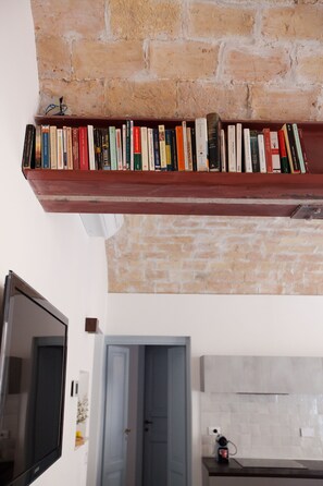 Unclassified image, 2 of 21, button