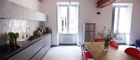 Geladeira, micro-ondas, cooktop, lava-louças