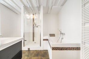 Douche, sèche-cheveux, serviettes fournies