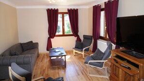 A living room with a sofa, two armchairs, a coffee table, a TV, and a wooden cabinet. - Detached house in Metzeral for 8 to 10 people, in the Munster valley (Metzeral)