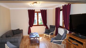 TV, lettore DVD, libri, impianto stereo