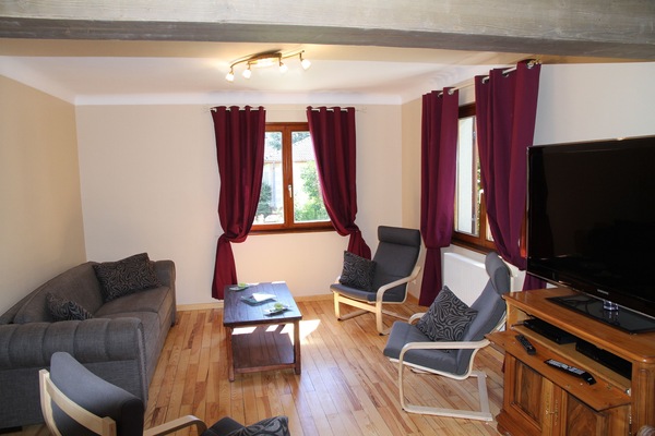 TV, lettore DVD, libri, impianto stereo