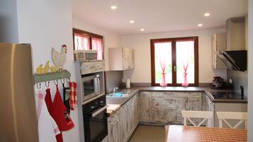 Refrigerador, microondas, horno, placa de cocina