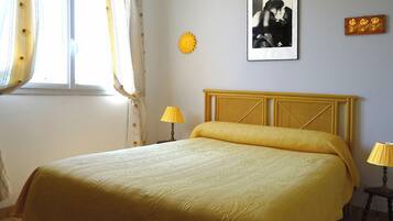 3 chambres, bureau, fer et planche Ă repasser, lit parapluie