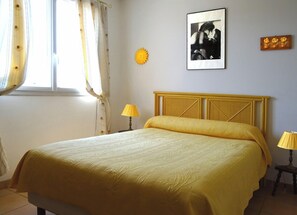 3 bedrooms, desk, iron/ironing board, travel crib