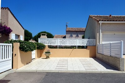 Brand-new, well-located T4 apartment with air-conditioning and swimming pool.
