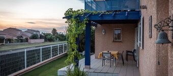 Brand-new, well-located T4 apartment with air-conditioning and swimming pool.