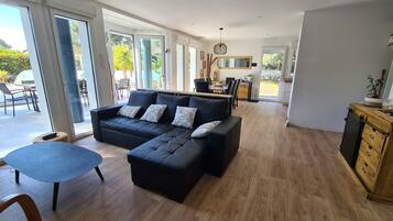 Televisie, een open haard en boeken