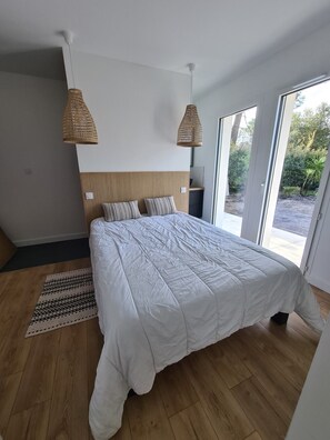 5 habitaciones, tabla de planchar con plancha, cuna de viaje y wifi 