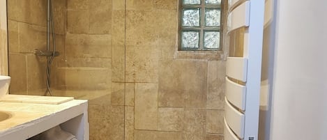 Combined shower/bathtub, hair dryer, towels