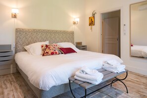 7 bedrooms, desk, iron/ironing board, travel crib