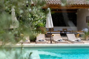 Een buitenzwembad en een verwarmd zwembad