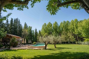 Outdoor pool, a heated pool - In the Mas des Pampres, Provence is at your fingertips (Cabannes)