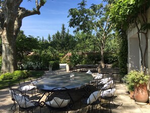 Outdoor dining - In the Mas des Pampres, Provence is at your fingertips (Cabannes)